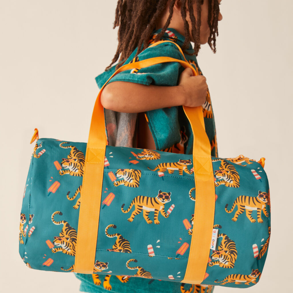 FY23_KIDS_SUMMER_ESSENTIALS_2022_02247_TIGER_BAG_ON-FIG_03