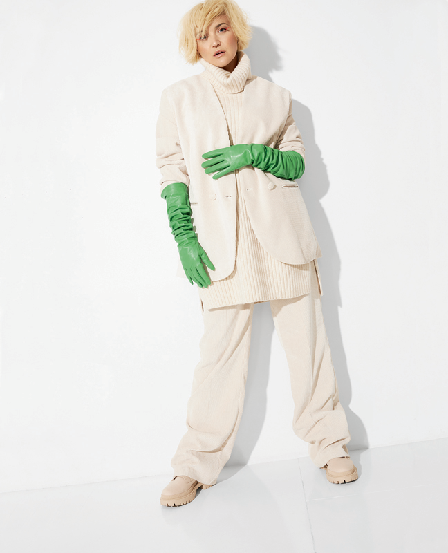 VERO_JULIE-RINGUETTE_pop-neutre-gants-verts